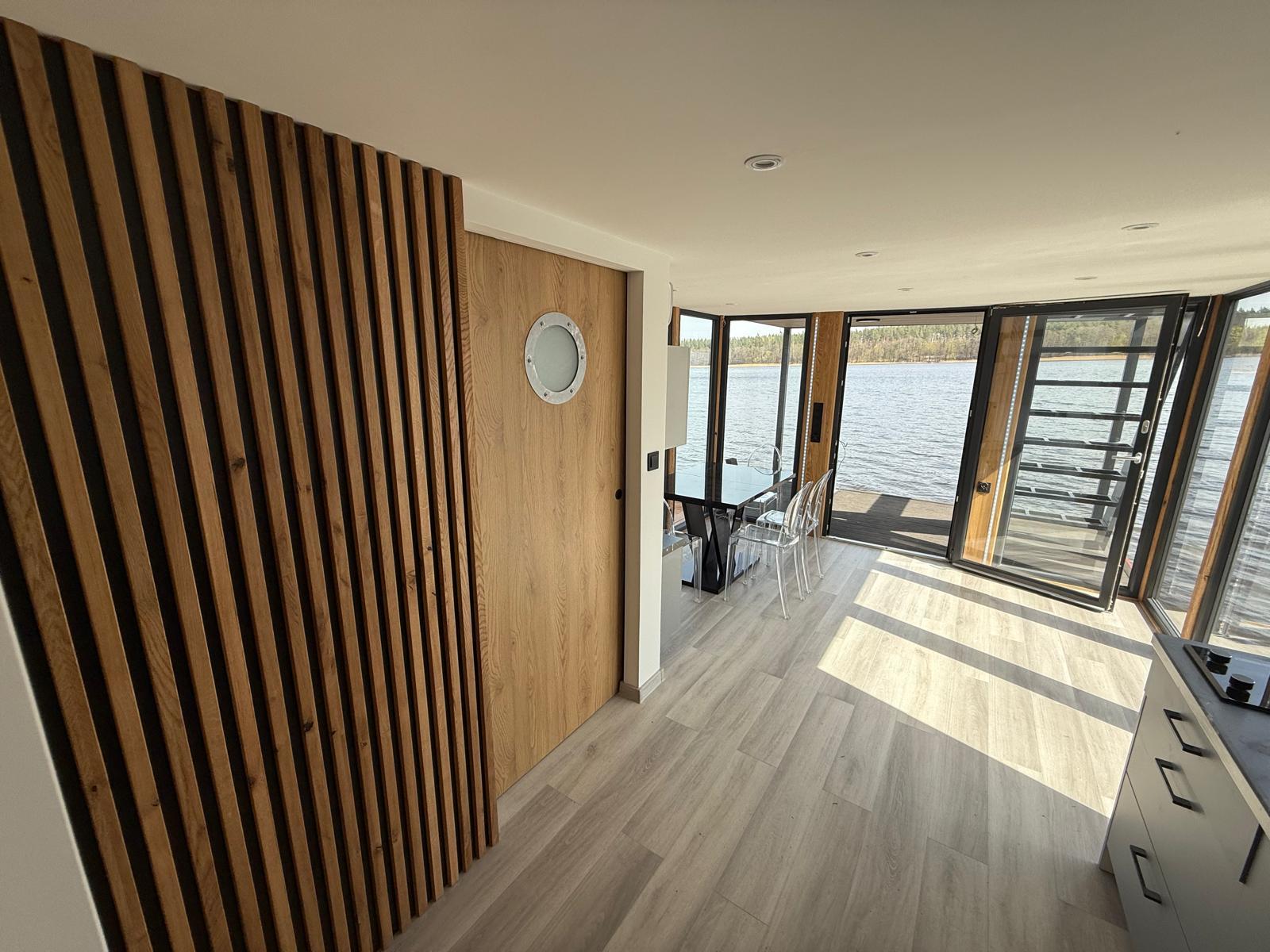 foto: 51 Shogun Mobile Houseboat