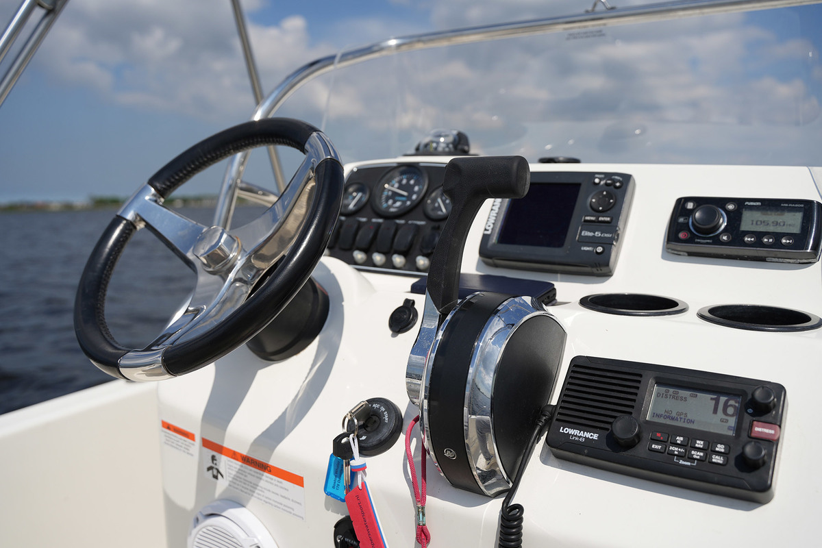 foto: 35 Boston Whaler 170 Dauntless