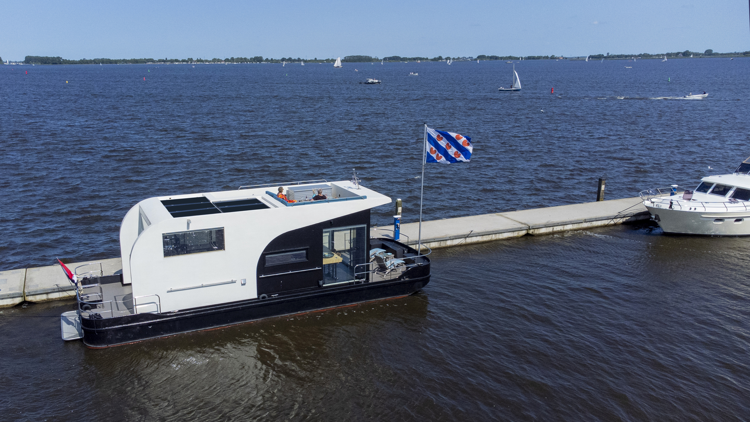 foto: 56 HOMESHIP VaarLoft Volledig Elektrische Houseboat