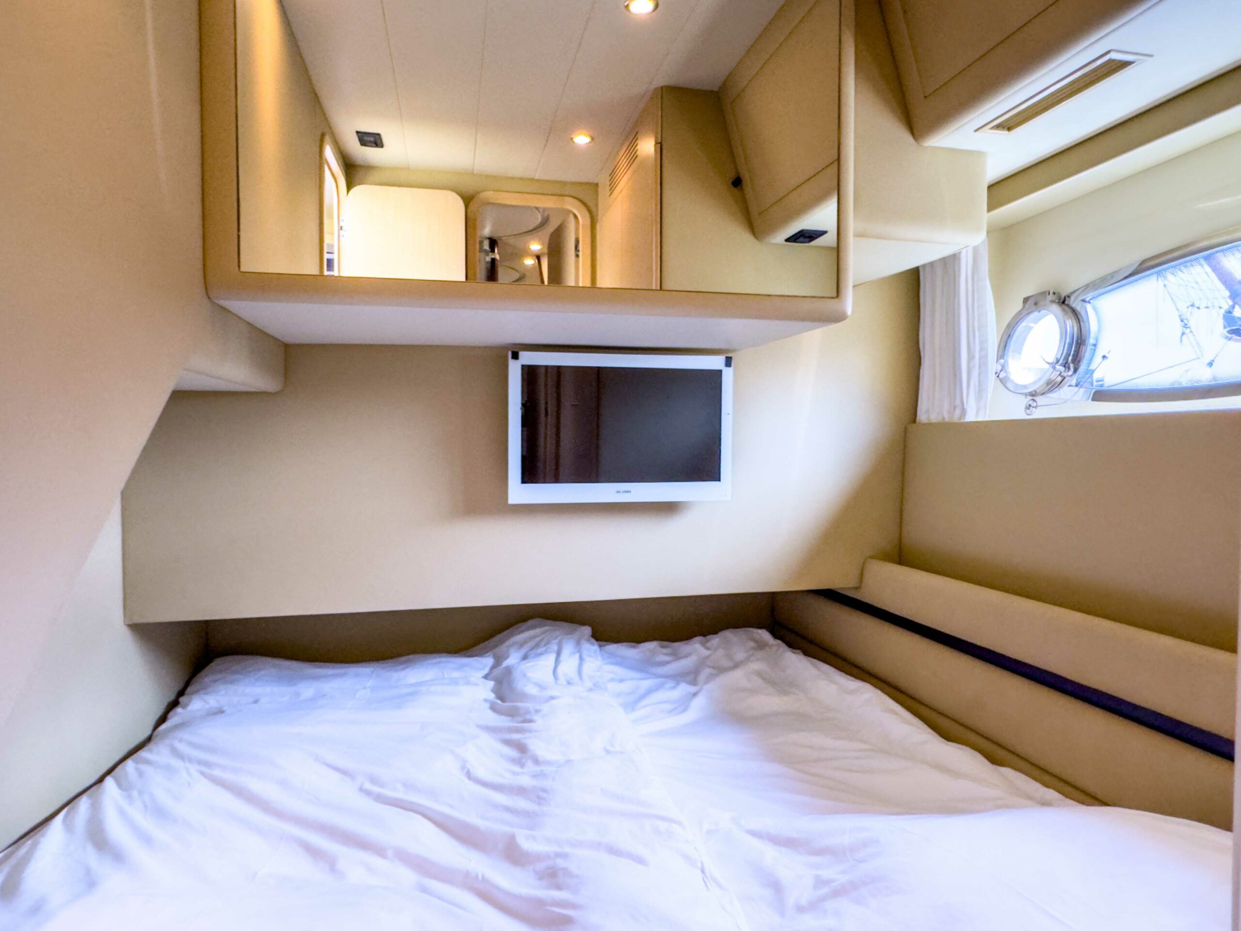 foto: 33 Ferretti Yachts 550