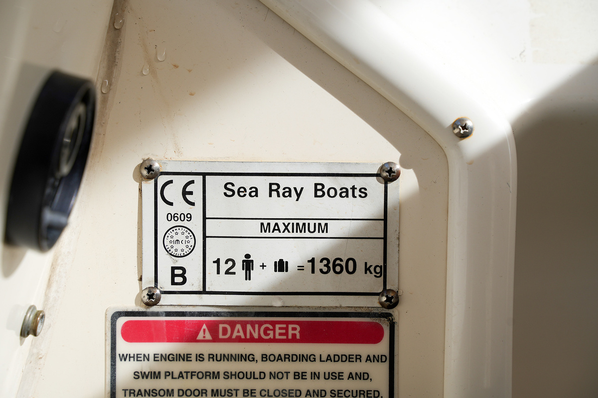foto: 50 Sea Ray 330 Express Cruiser