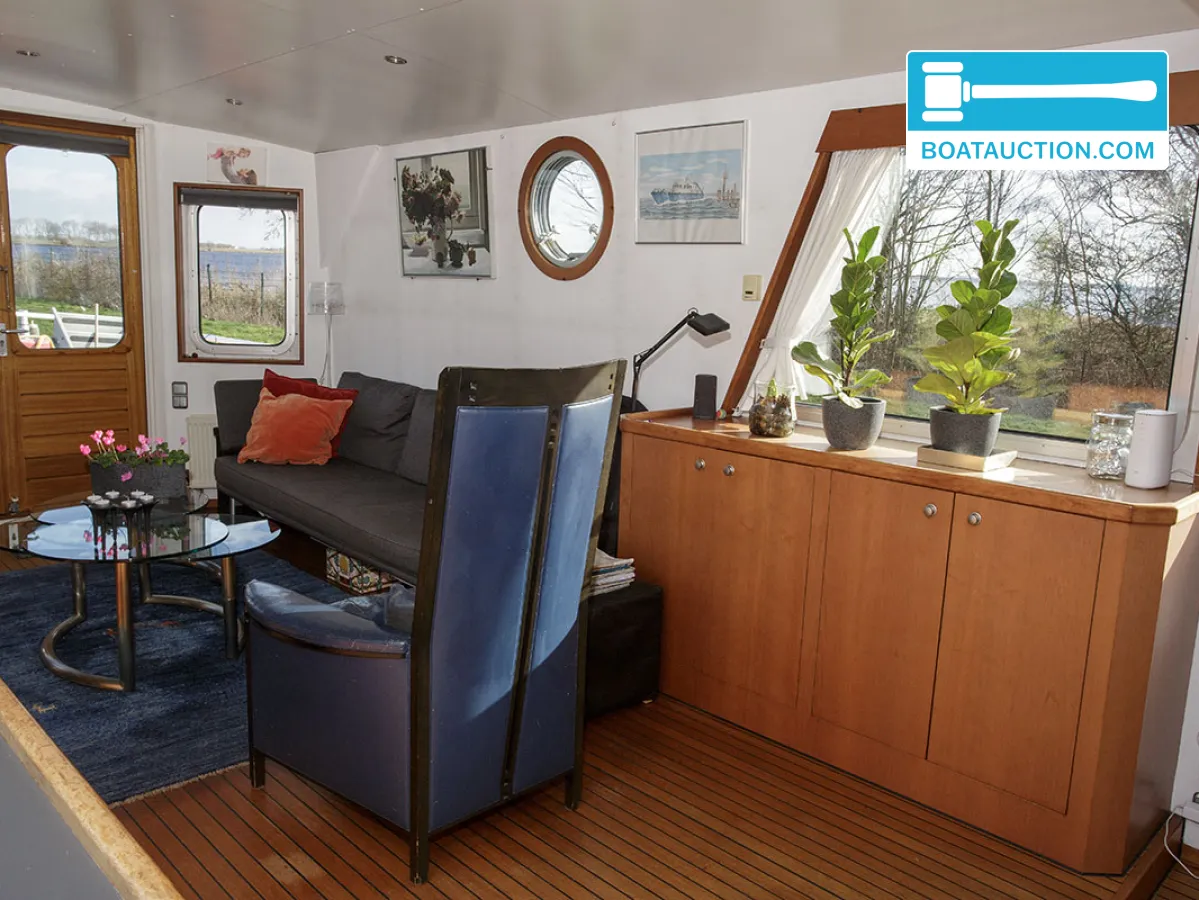 Bateau de patrouille 2300