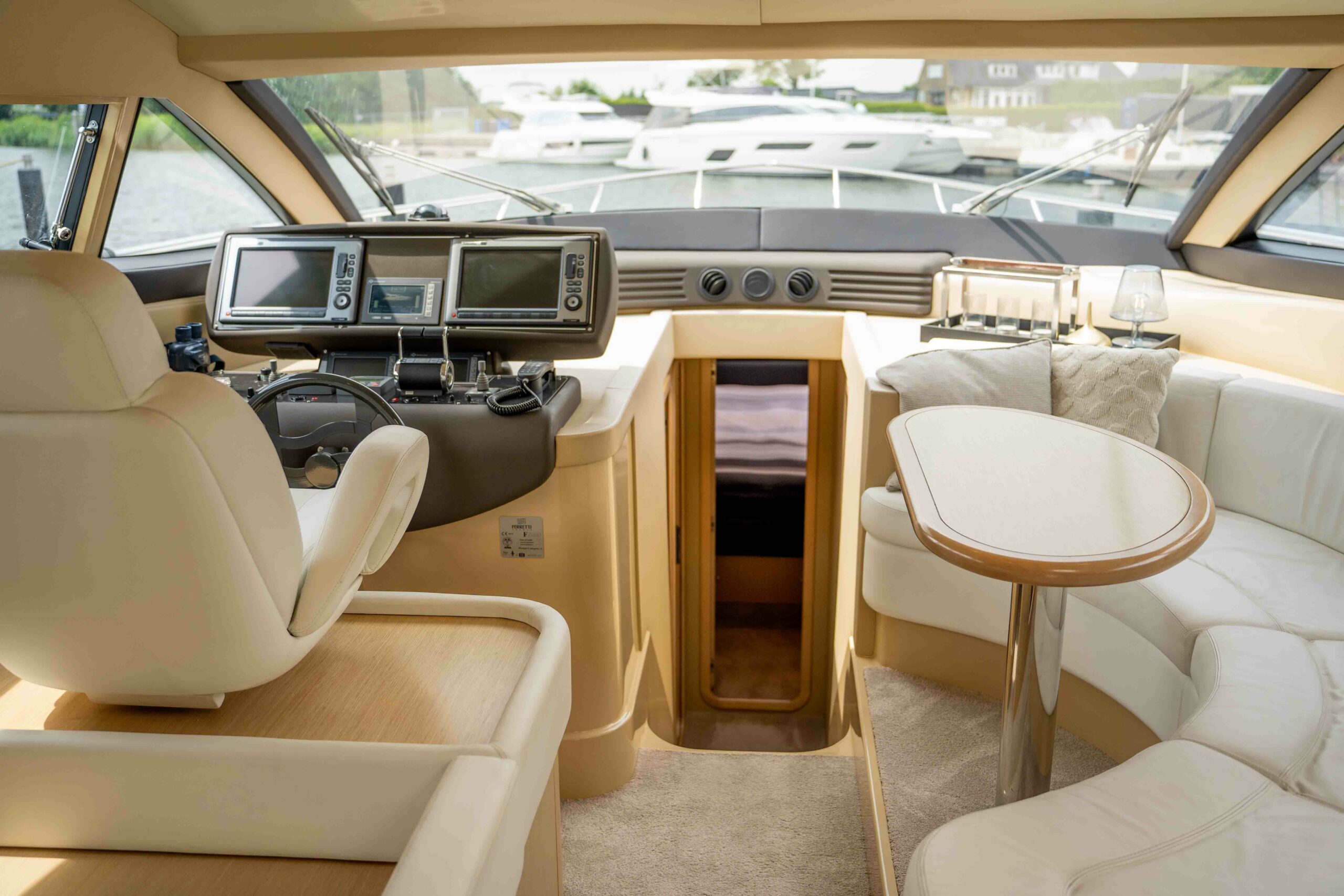 foto: 4 Ferretti Yachts 550