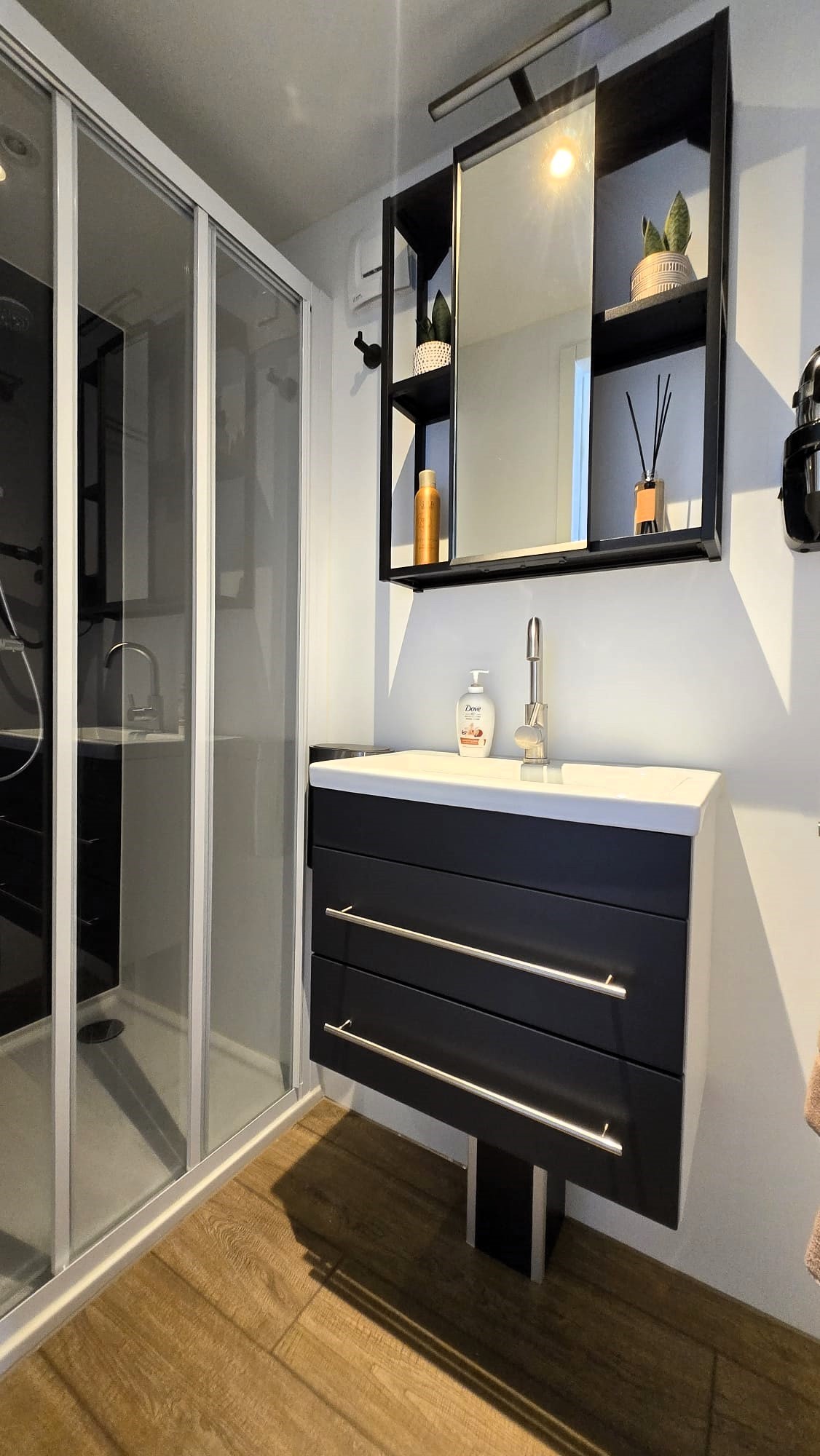 foto: 84 Koopligplaats Sneekermeer Met Apart Te Koop Houseboat 1460 X 500