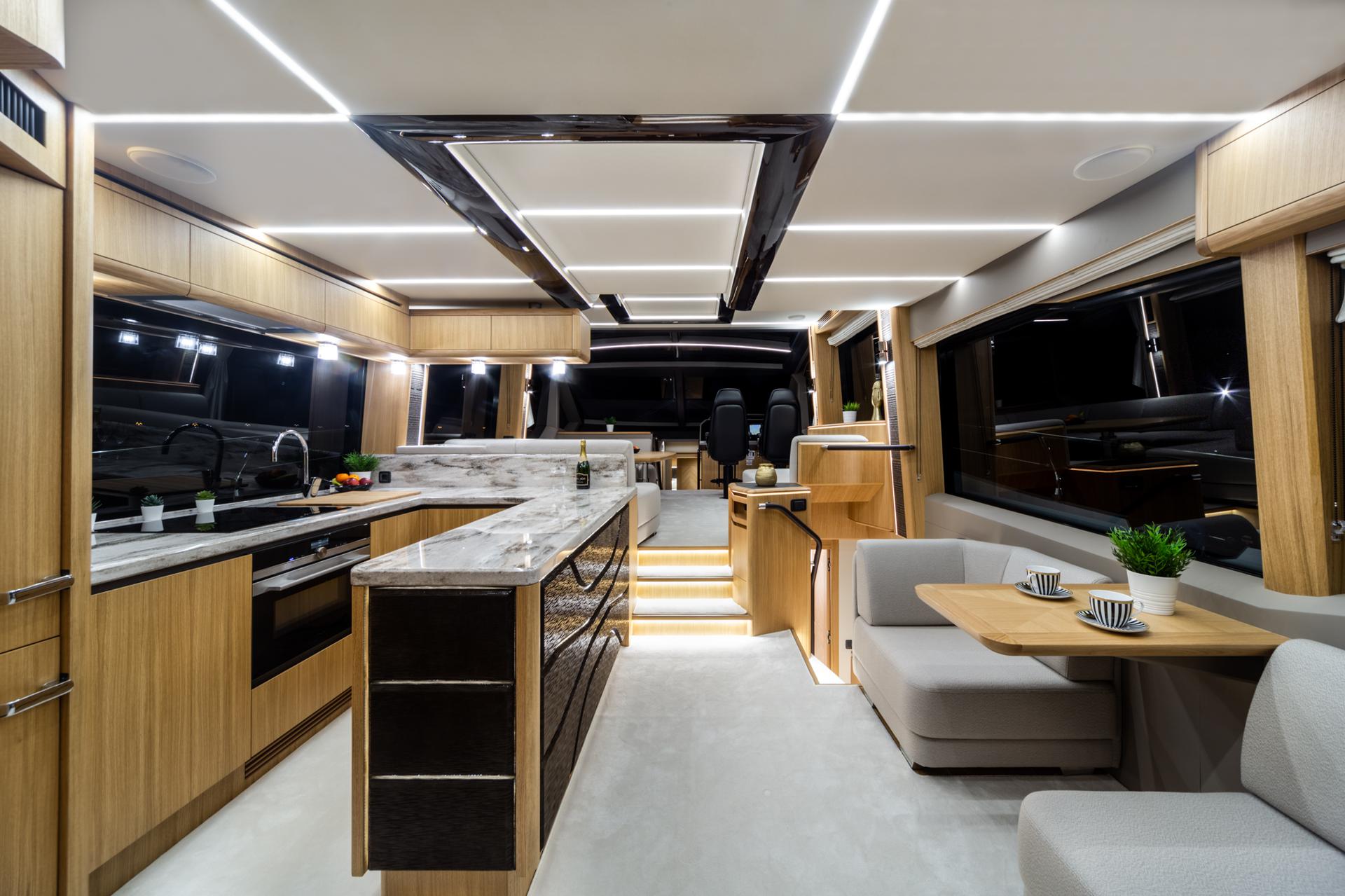 foto: 18 Galeon 680 Fly