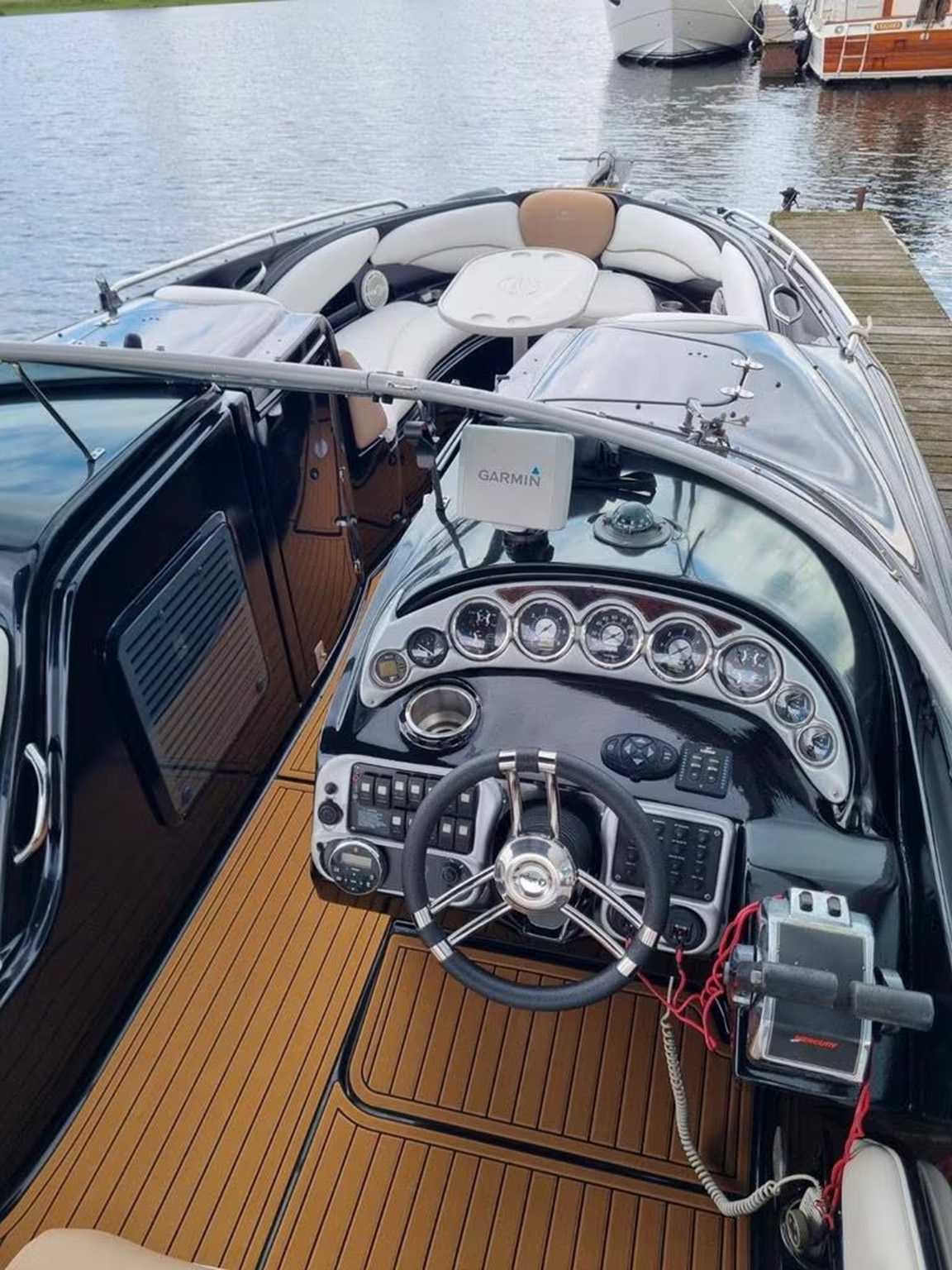 foto: 38 Crownline 320 bowrider black