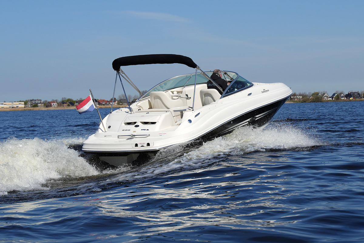 foto: 2 Sea Ray 220 Sundeck