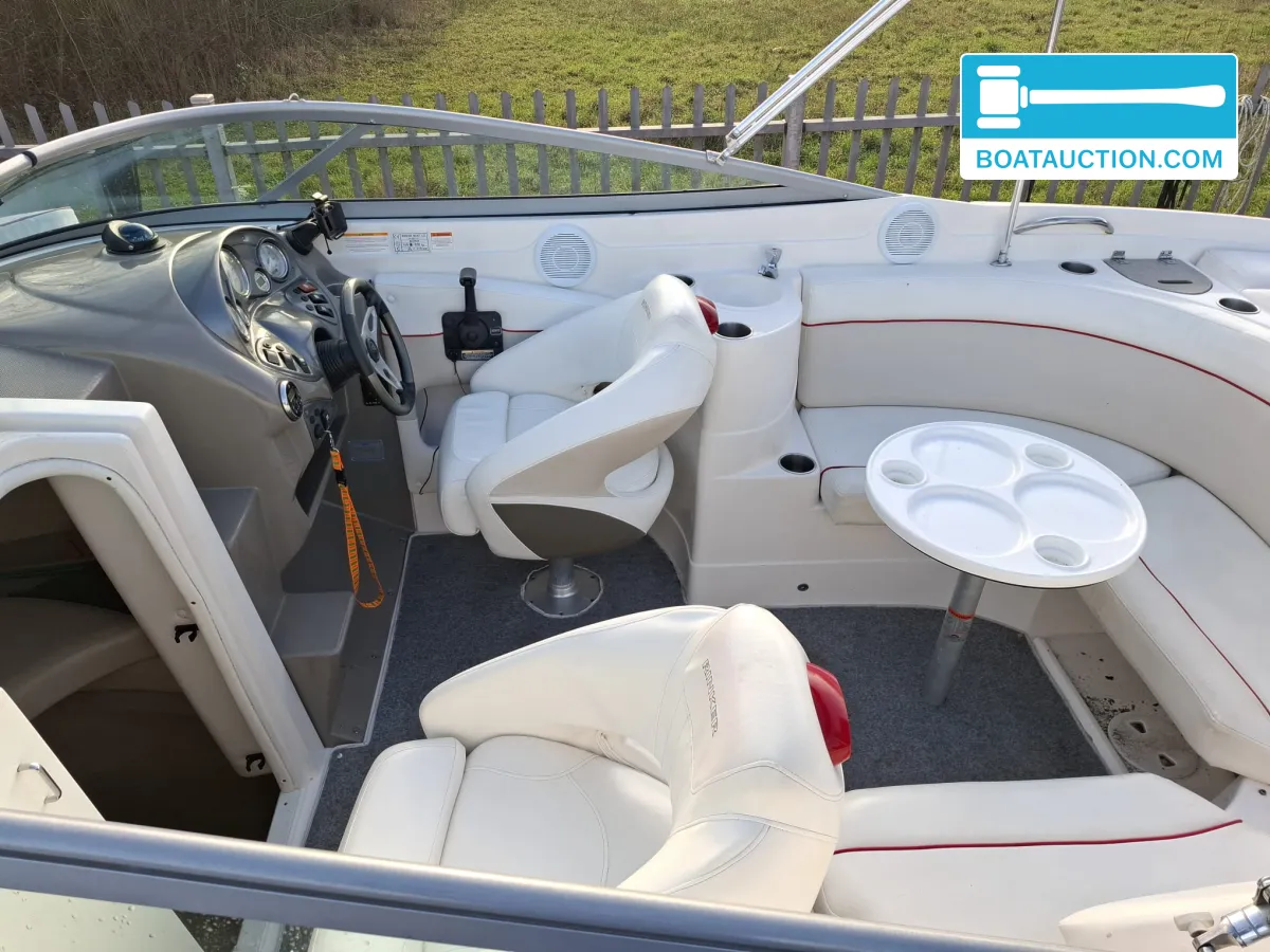 foto: 22 Rinker 246 Captiva Cuddy