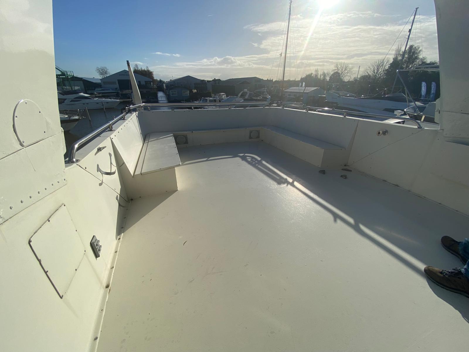 foto: 4 Hatteras 70 Fly ( Varend Woonschip )