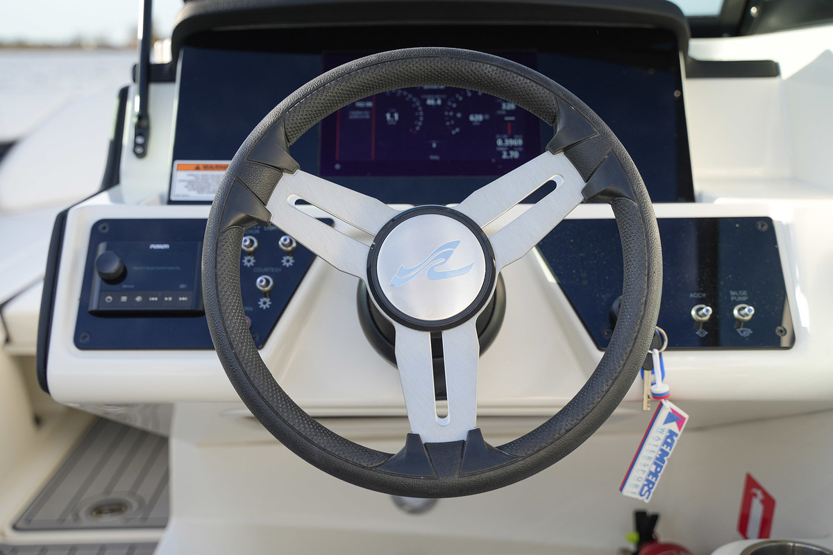 foto: 5 Sea Ray SPX 230 Outboard