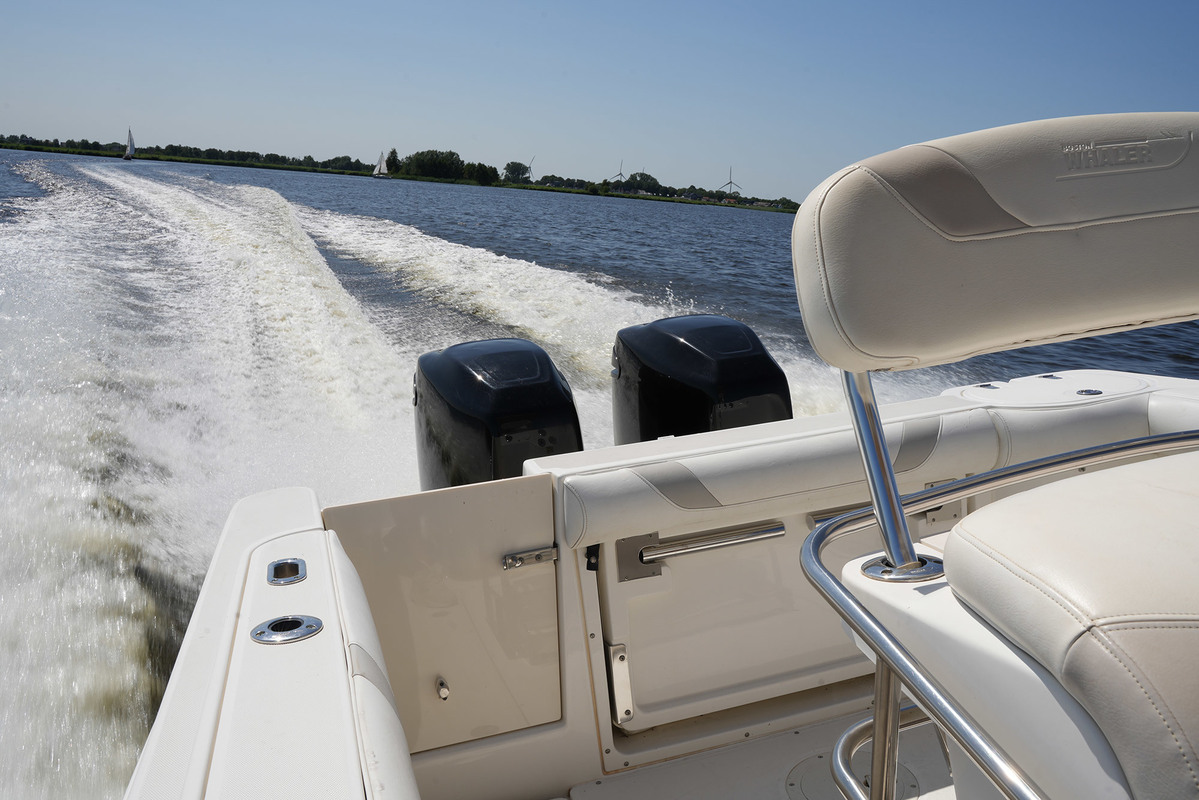 foto: 4 Boston Whaler 270 Outrage