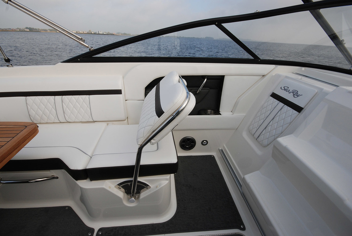foto: 5 Sea Ray Sun Sport 250