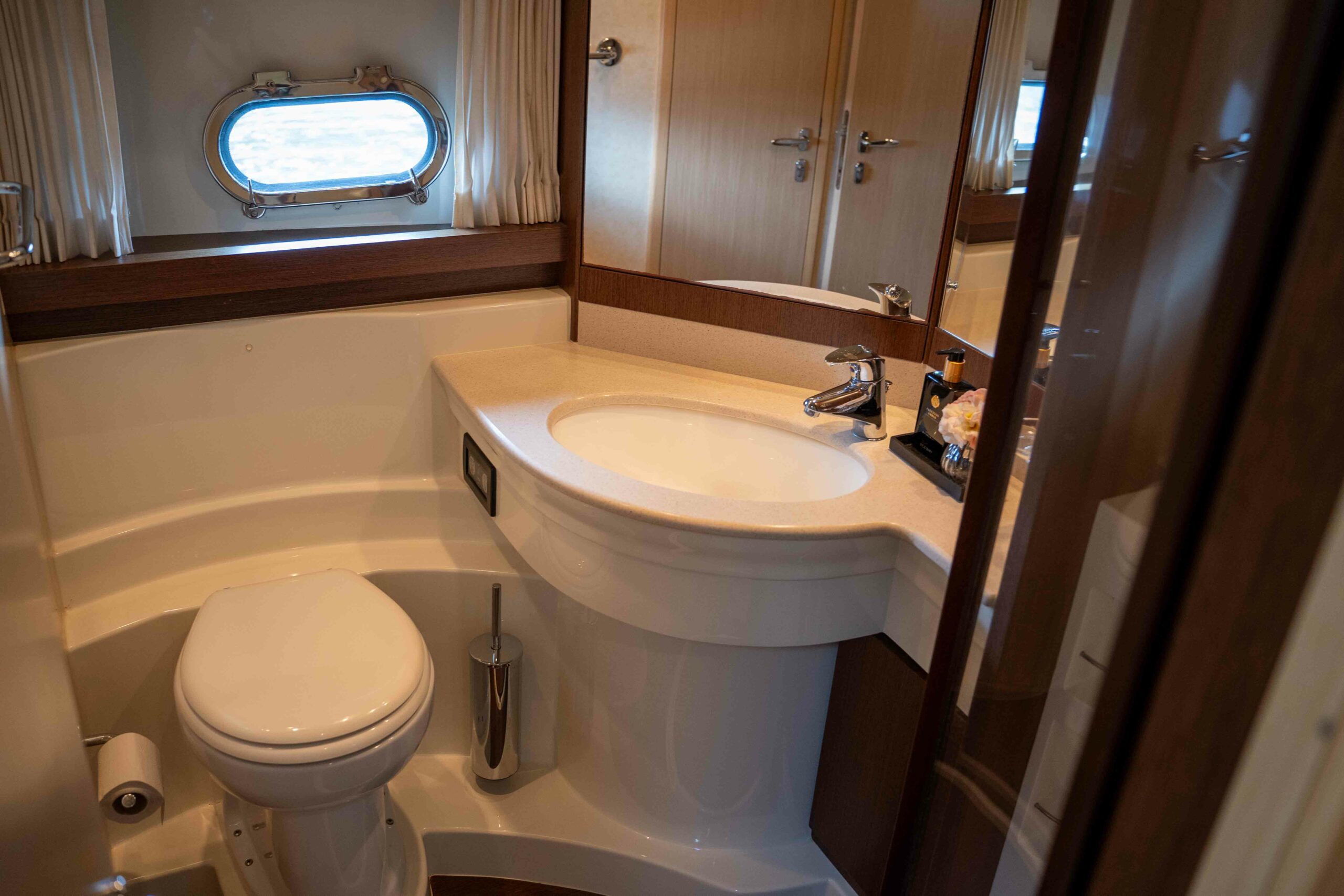 foto: 5 Ferretti Yachts 550