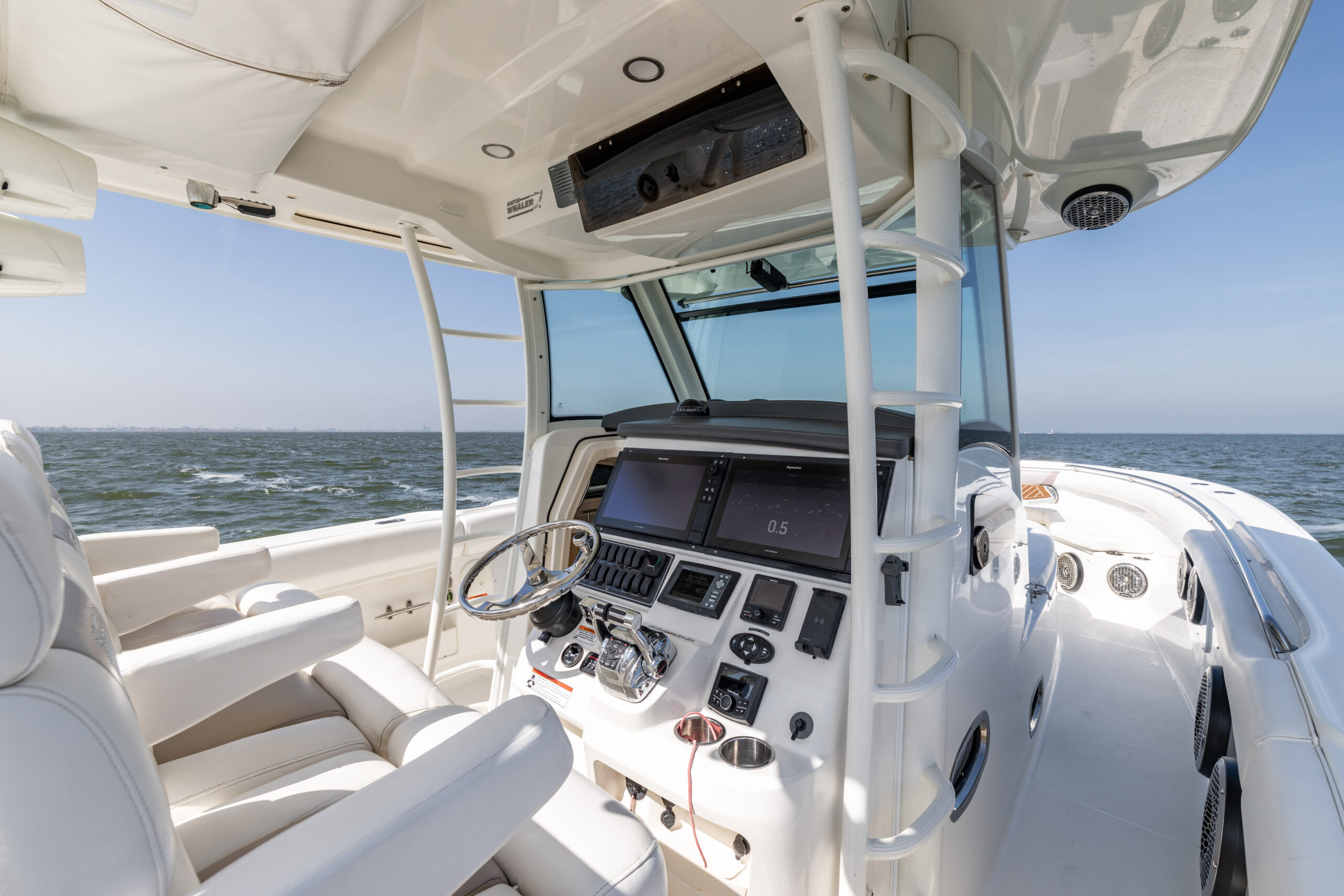 foto: 5 Boston Whaler Whaler 370 Outrage