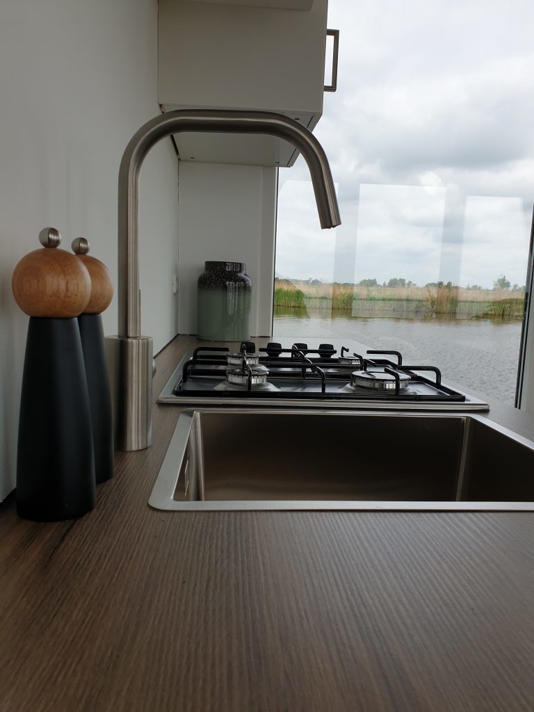 foto: 39 Houseboat Friesland 12.75 X 4.50 (inboard Engine)