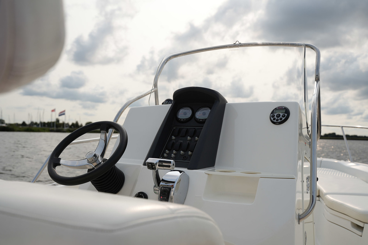 foto: 31 Boston Whaler 230 Dauntless