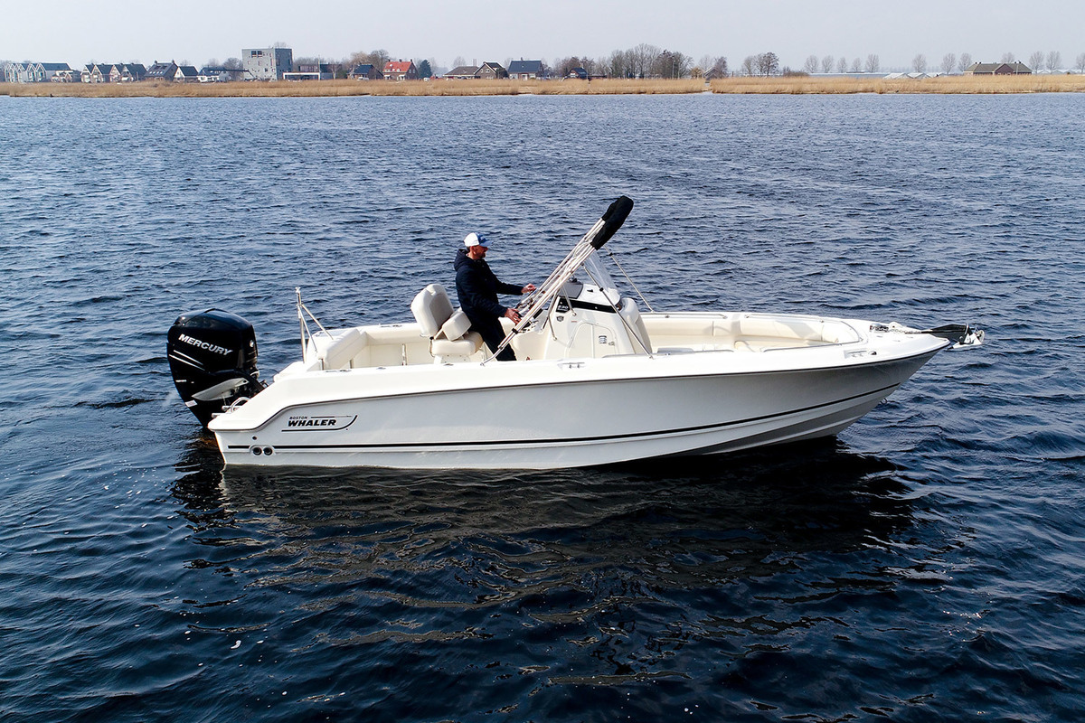 Boston Whaler 230 Outrage