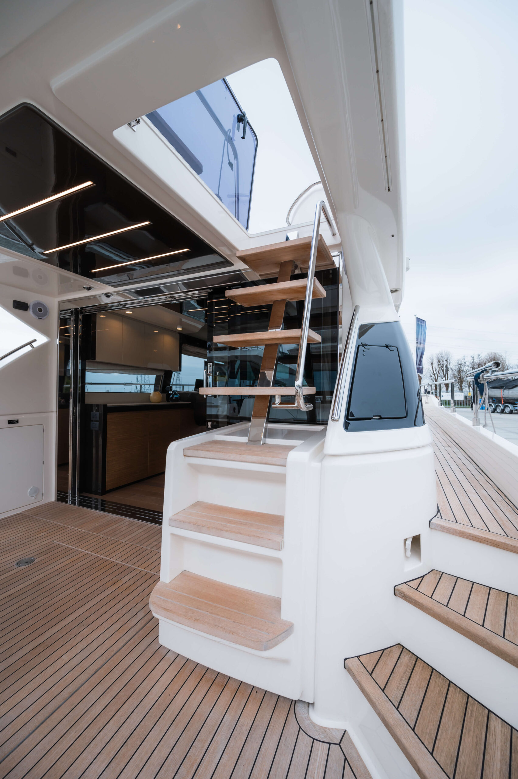 foto: 6 Ferretti Yachts 550