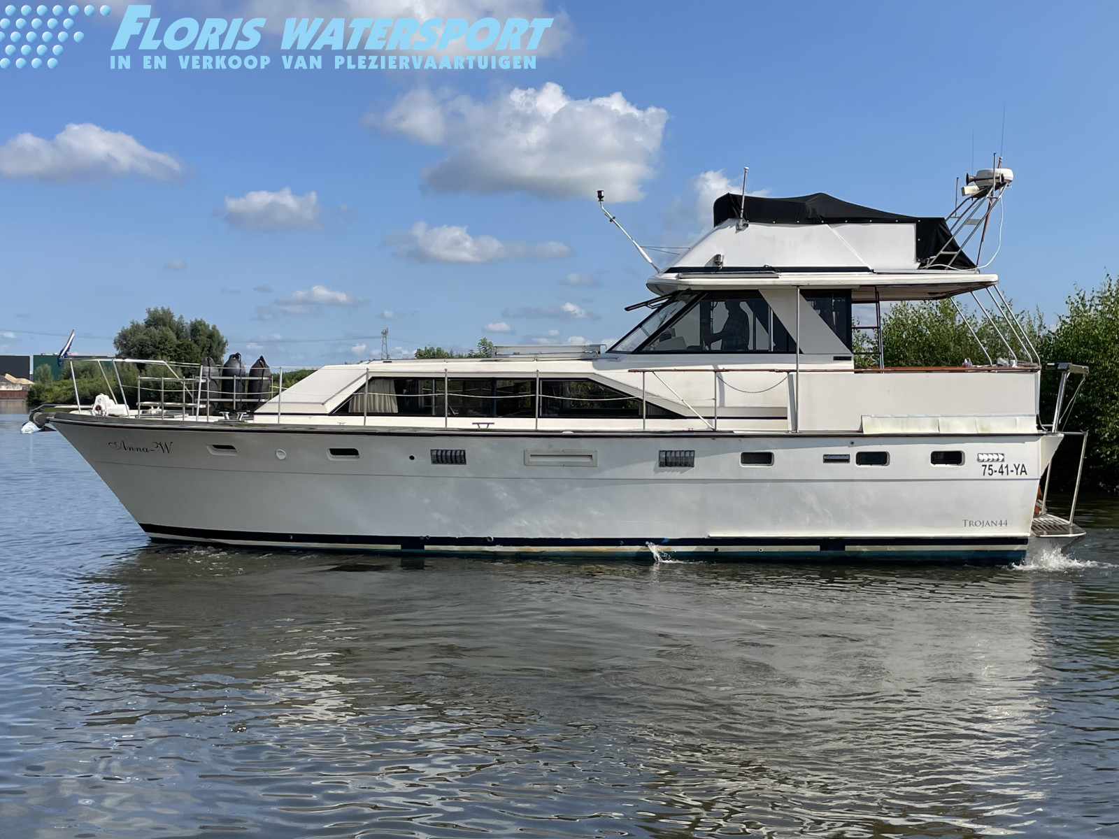 foto: 48 Trojan  44 Pilothouse