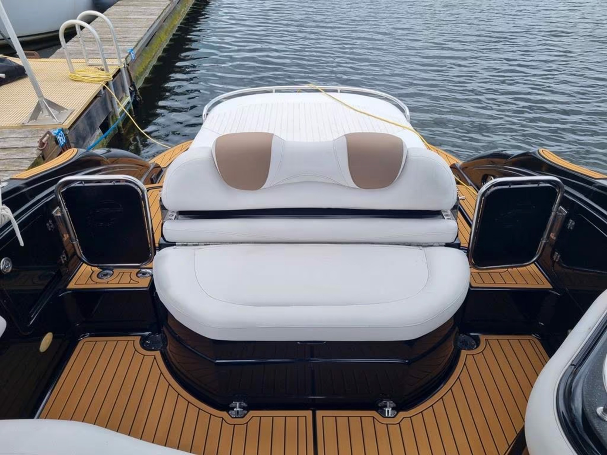 foto: 5 Crownline 320 bowrider black