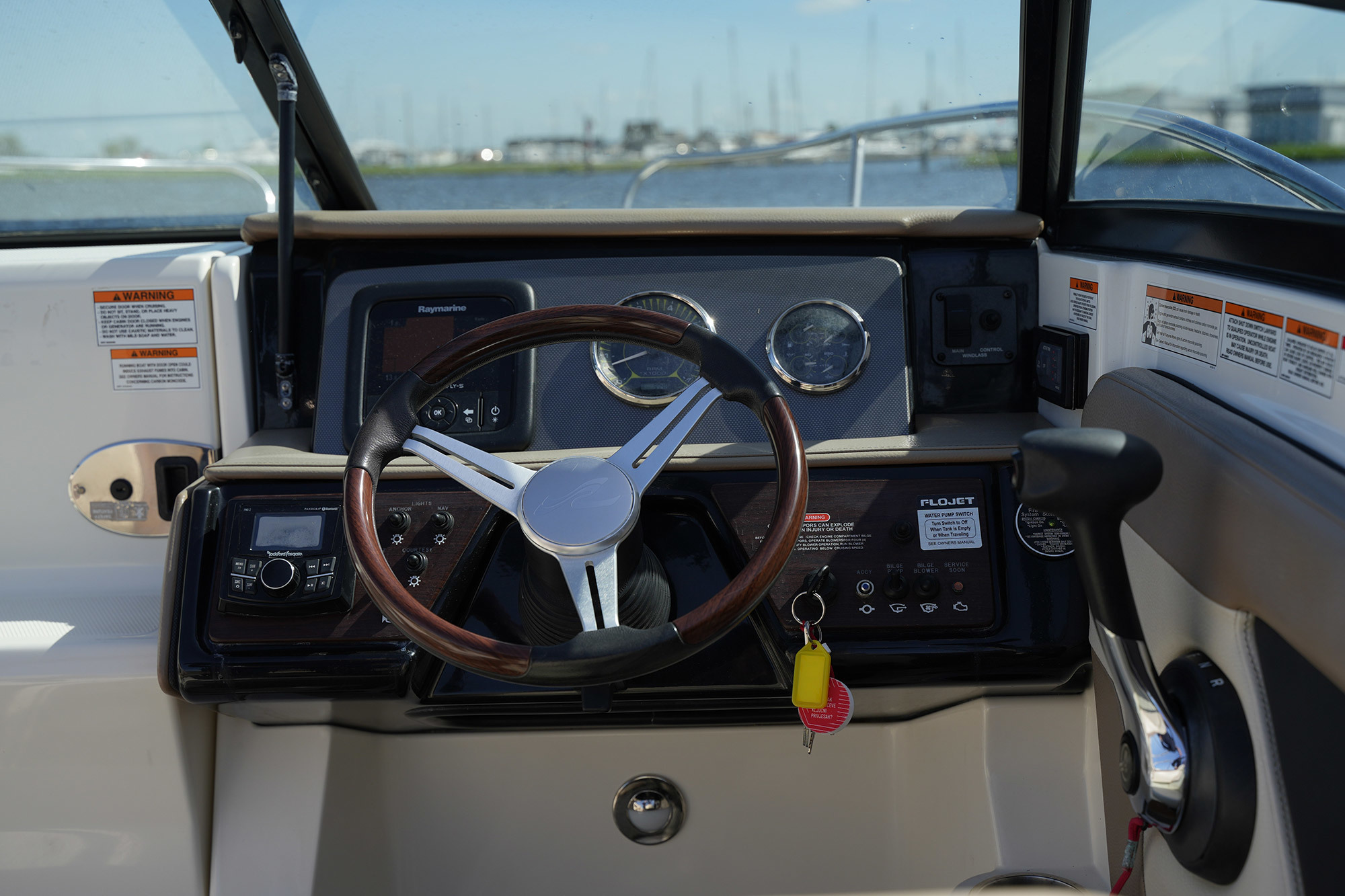 foto: 4 Sea Ray Sun Sport 230