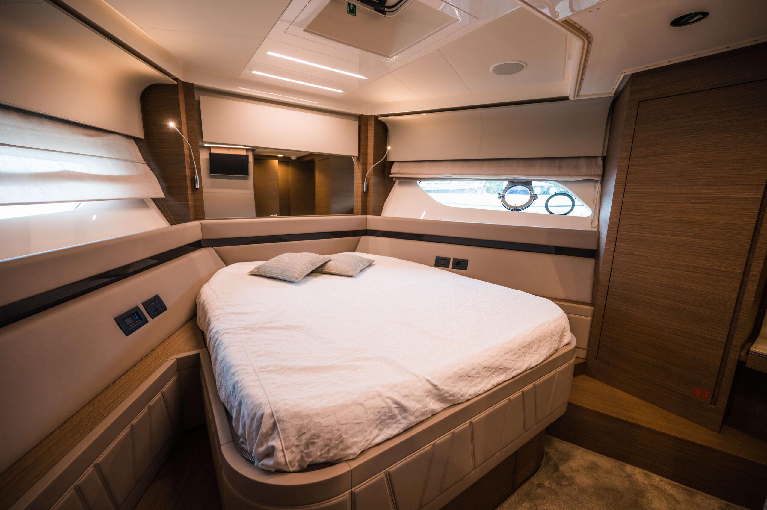 foto: 6 Ferretti Yachts 550
