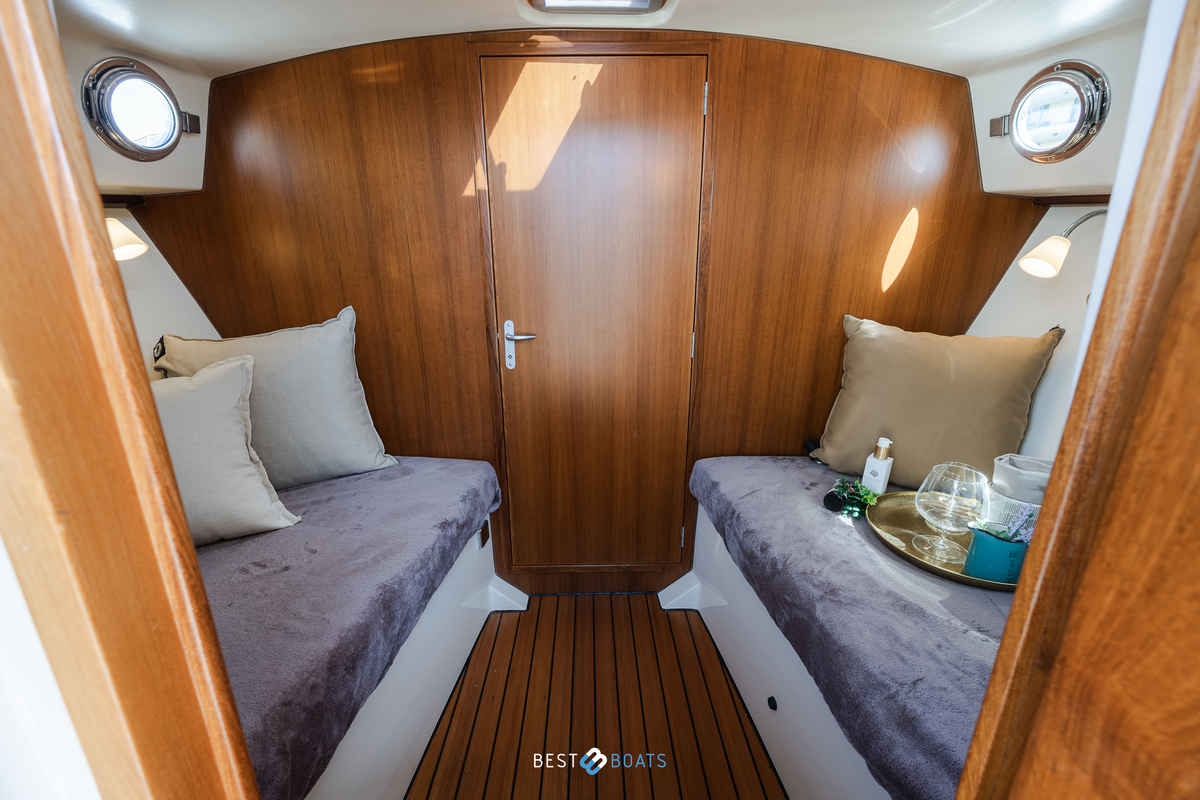 foto: 34 Interboat Intercruiser 27 Cabin