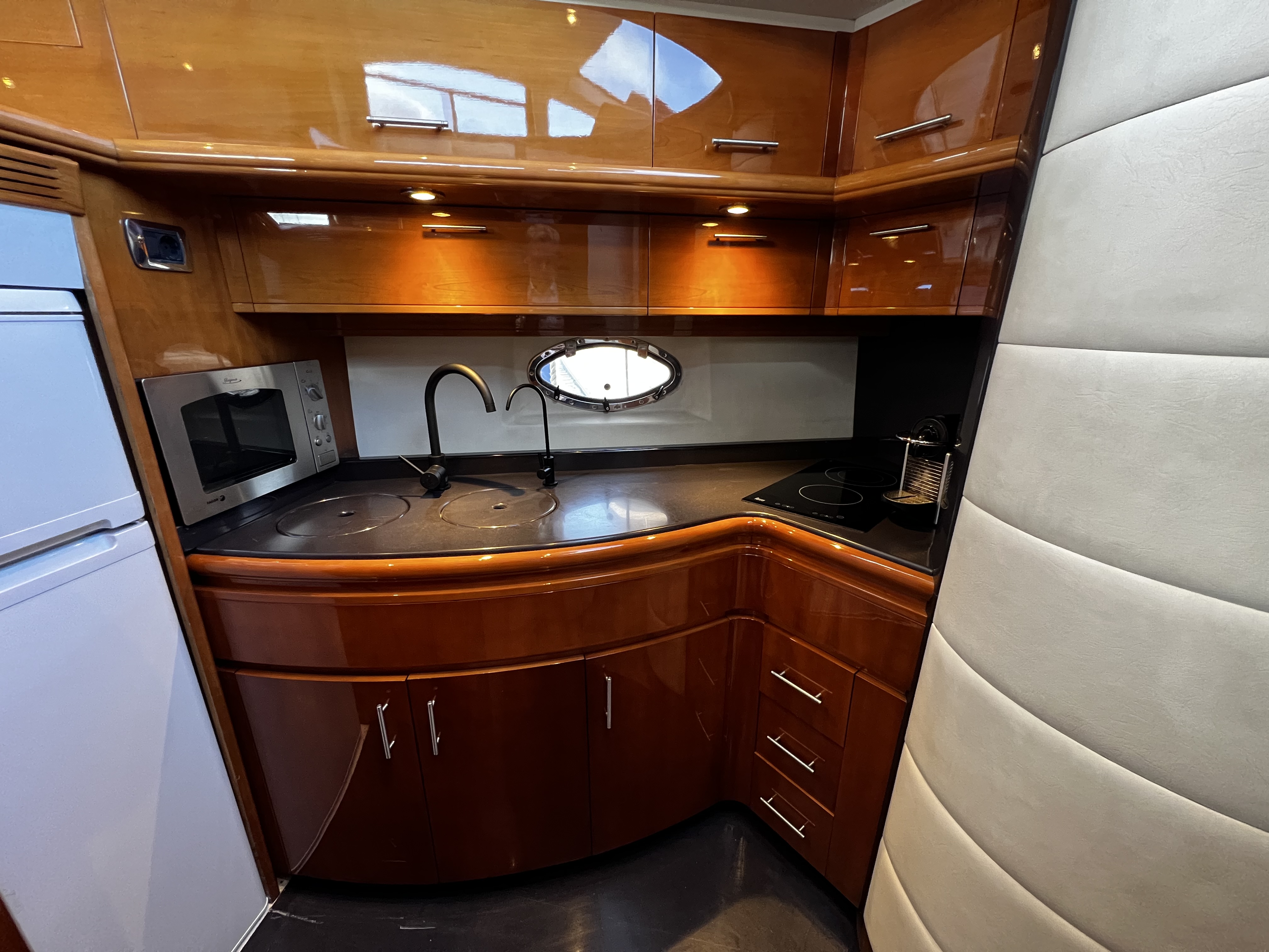 foto: 5 Astondoa  43 GLX