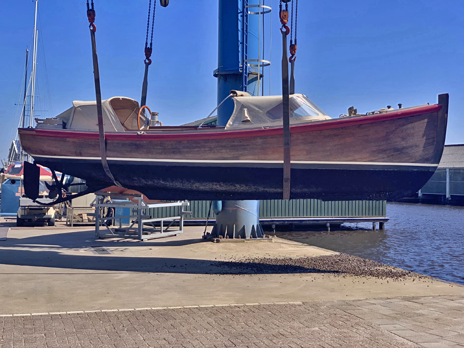 foto: 5 ex Marine Motorsloep 30