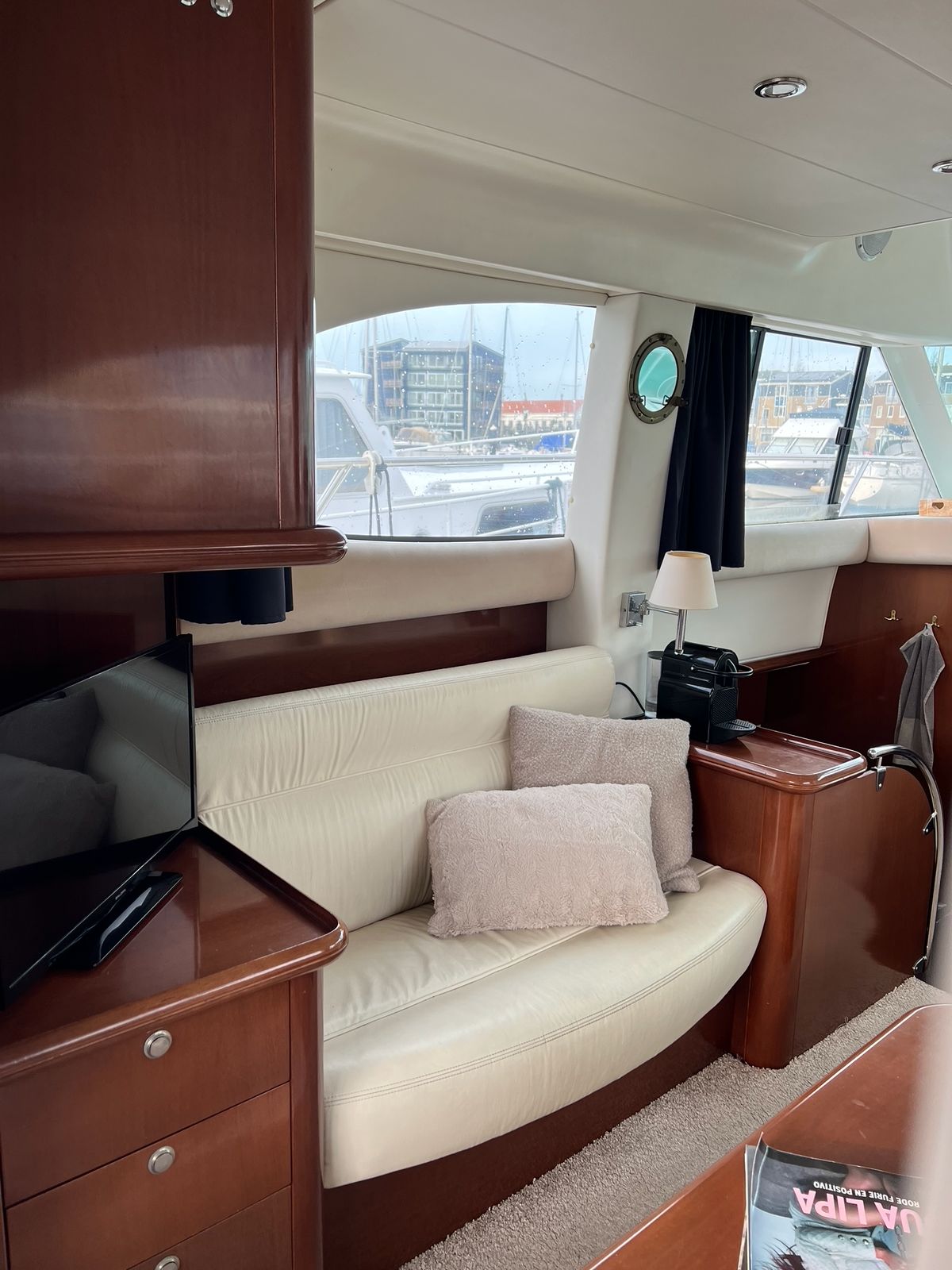 foto: 4 Jeanneau Prestige 36 Fly