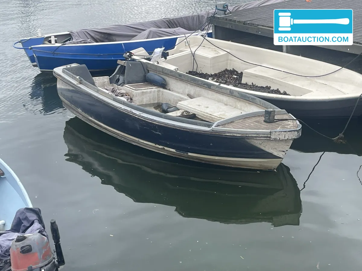 Open boot 320