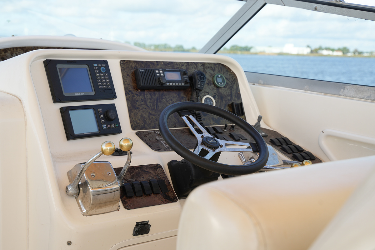 foto: 6 Sea Ray 330 Express Cruiser