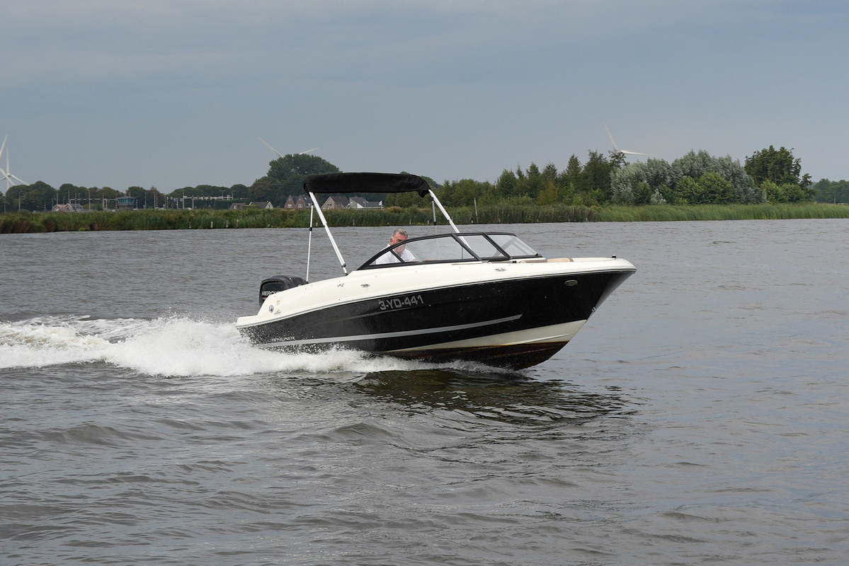 foto: 35 Bayliner VR4