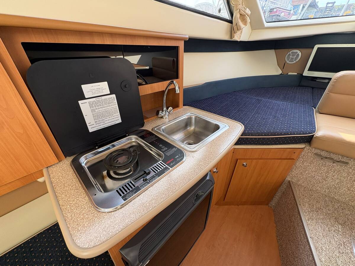 foto: 5 Bayliner 246 Discovery 