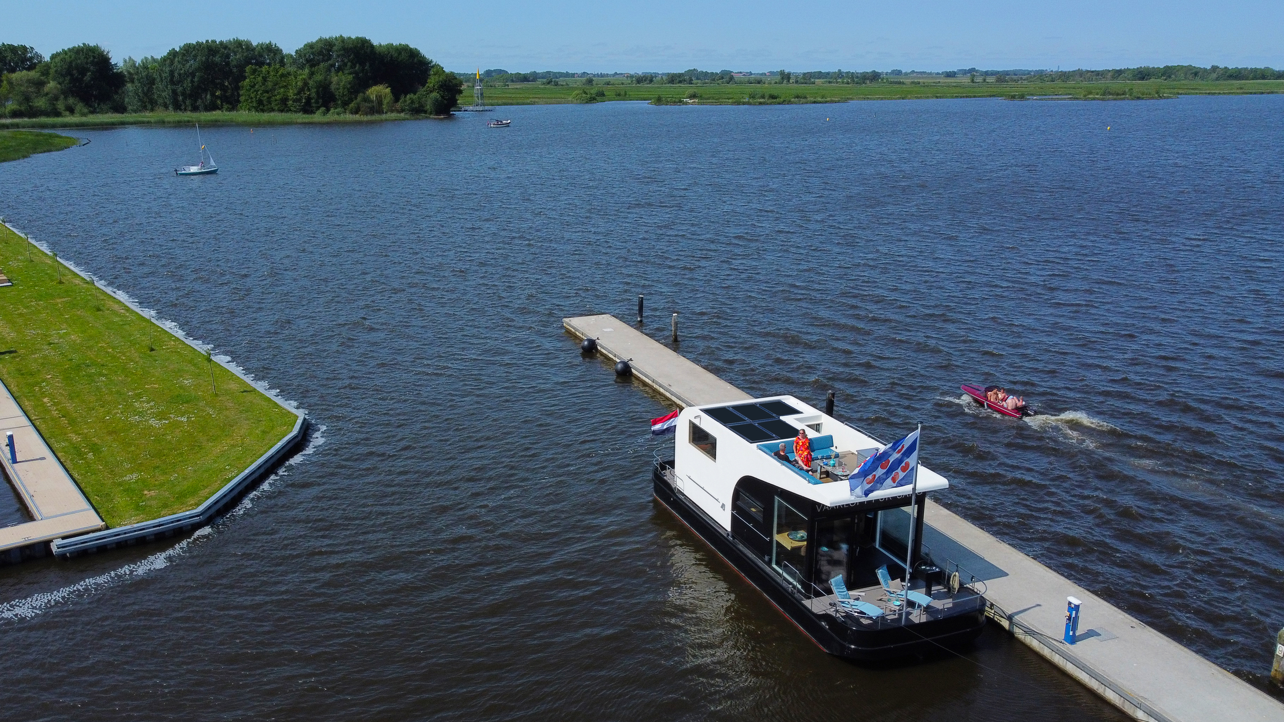 foto: 5 HOMESHIP VaarLoft Volledig Elektrische Houseboat