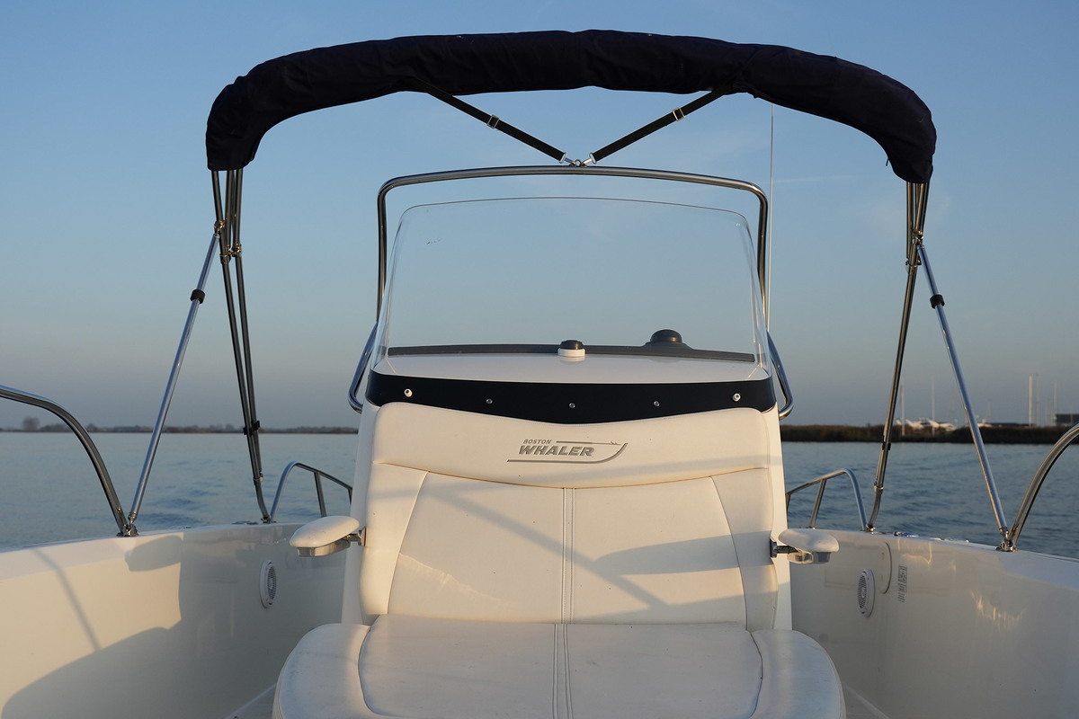 foto: 35 Boston Whaler 270 Dauntless