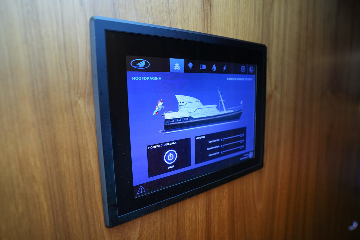 foto: 81 Linssen Grand Sturdy 410 AC Variotop met stabilisator