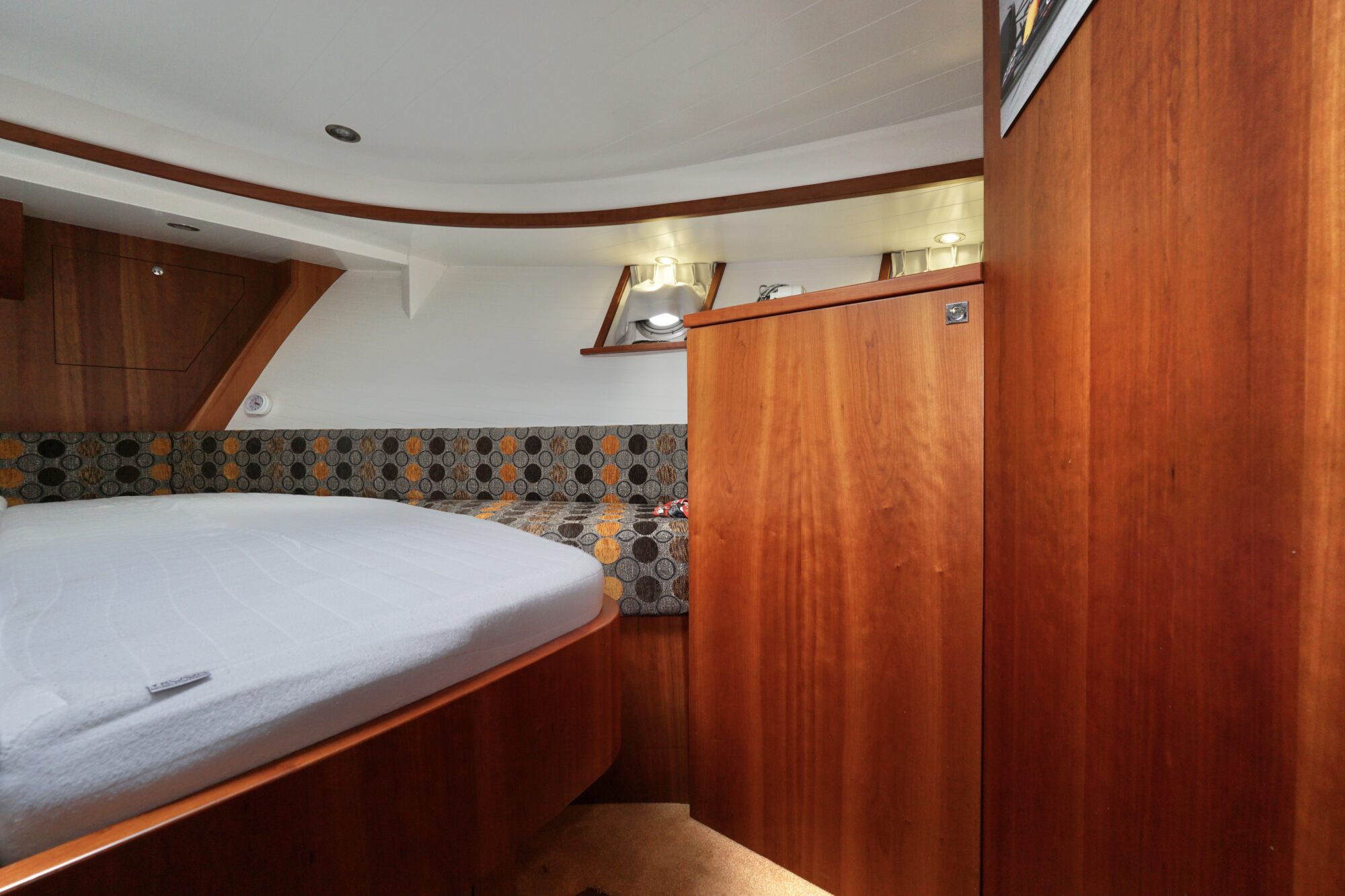 foto: 6 Serious Yachts Serious Yachts Gently Low Bridge 45 Sedan