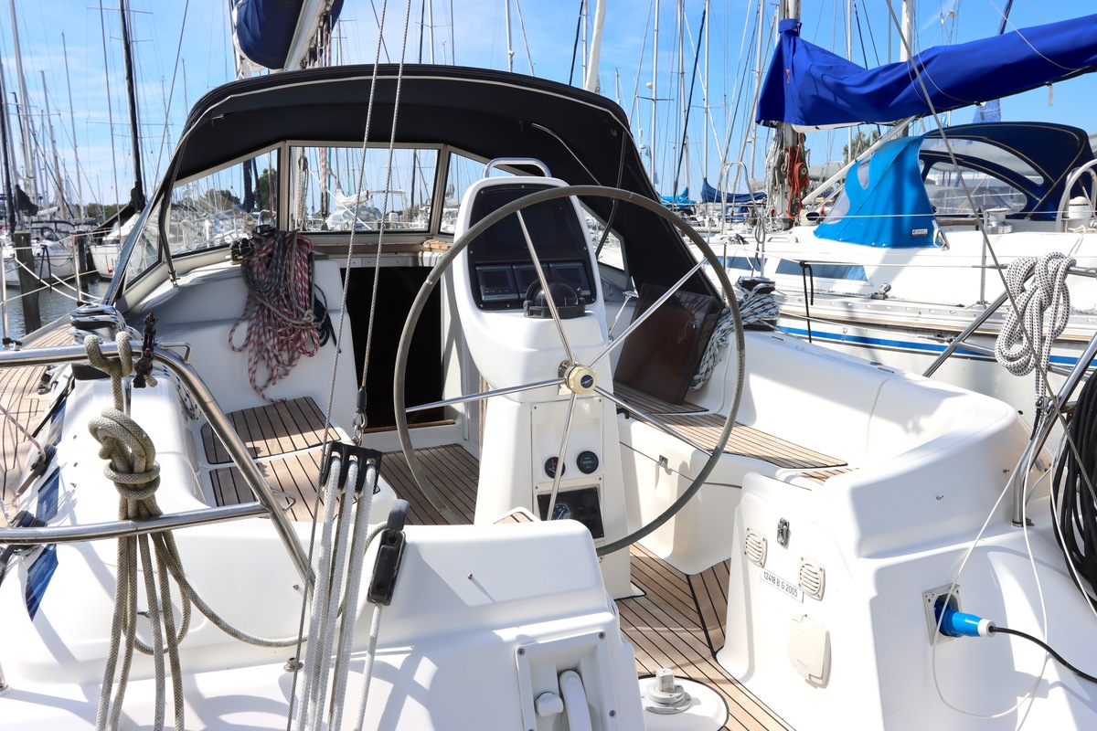 foto: 5 Bavaria  38-3 Cruiser
