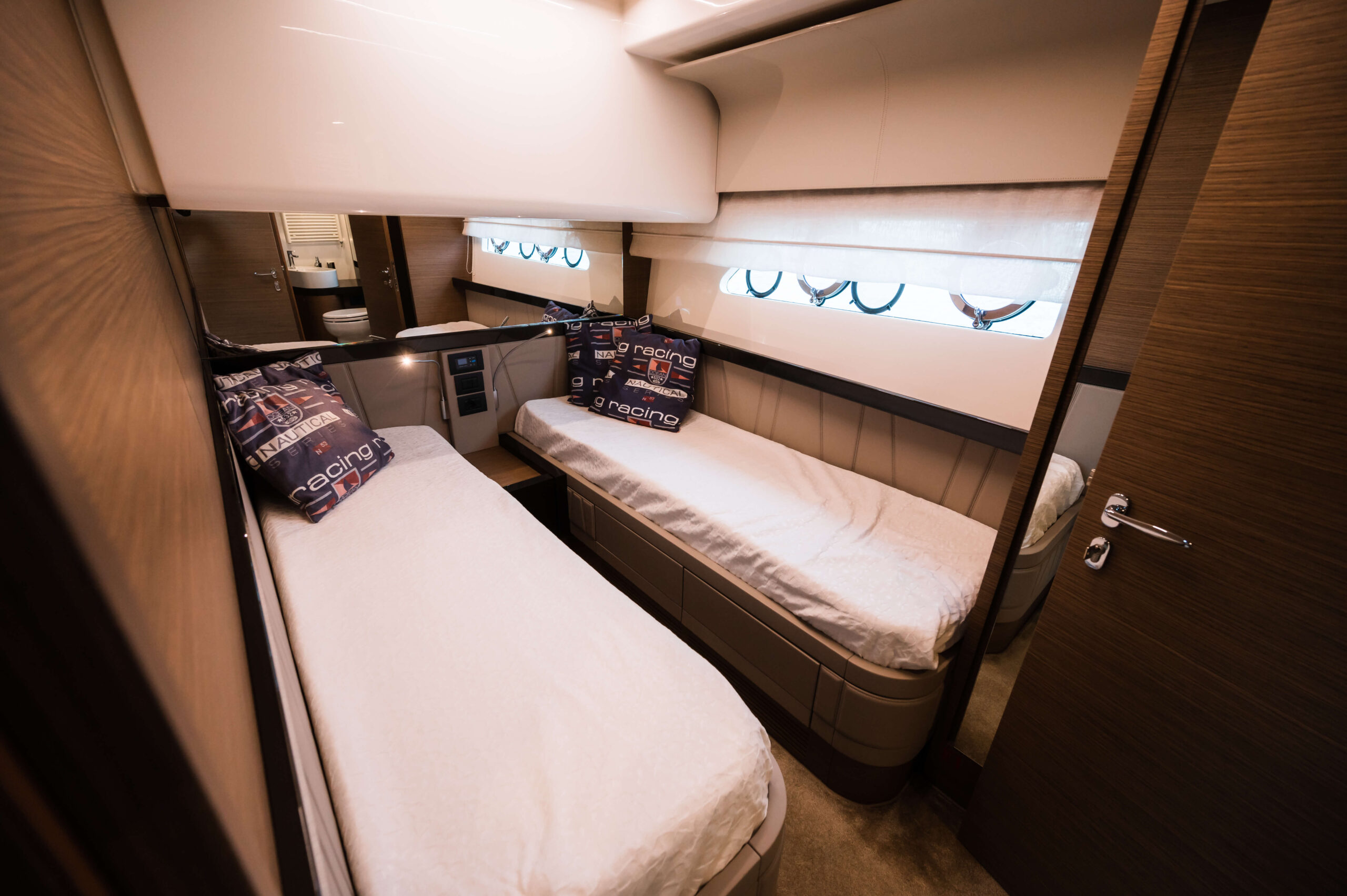 foto: 11 Ferretti Yachts 550