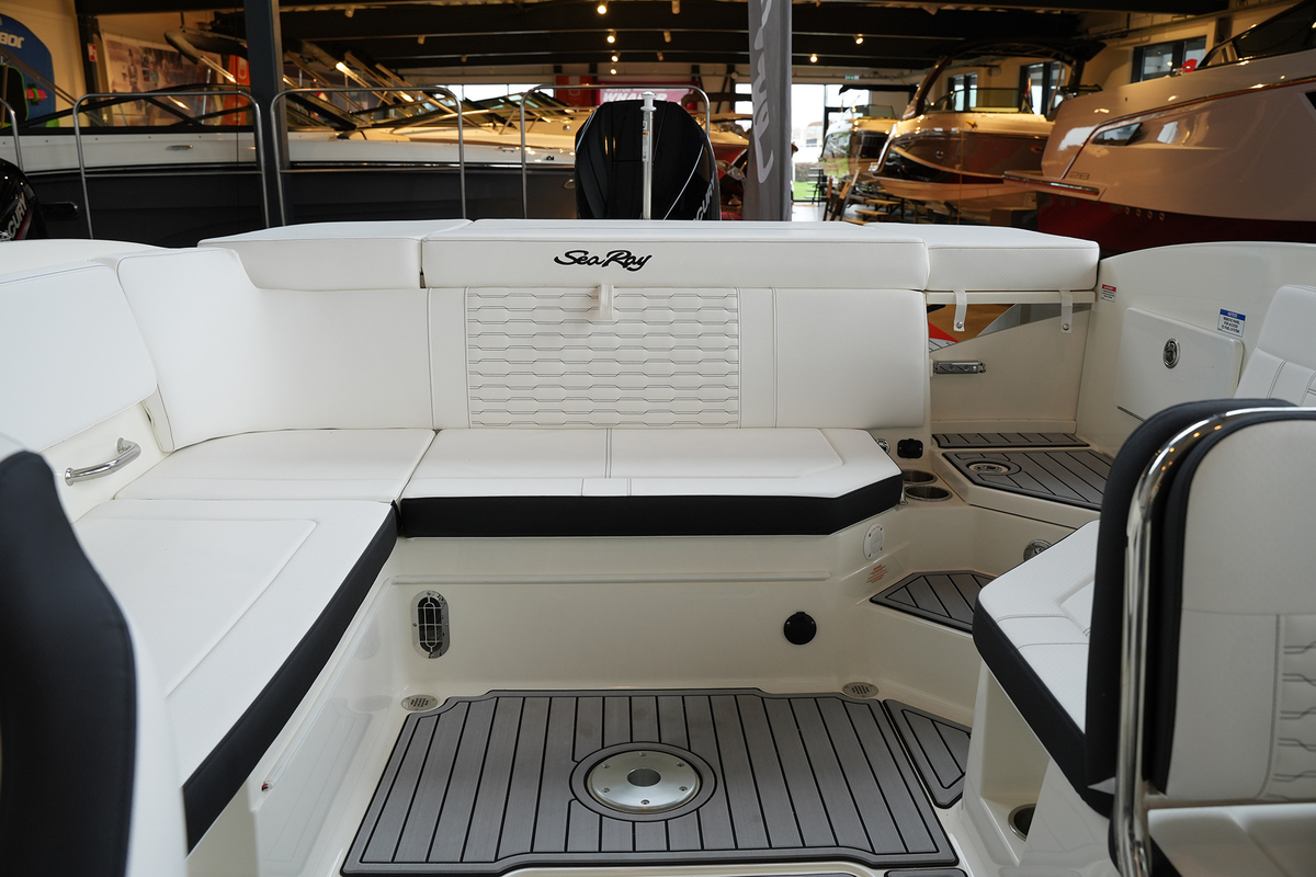 foto: 6 Sea Ray SPX 230 Outboard