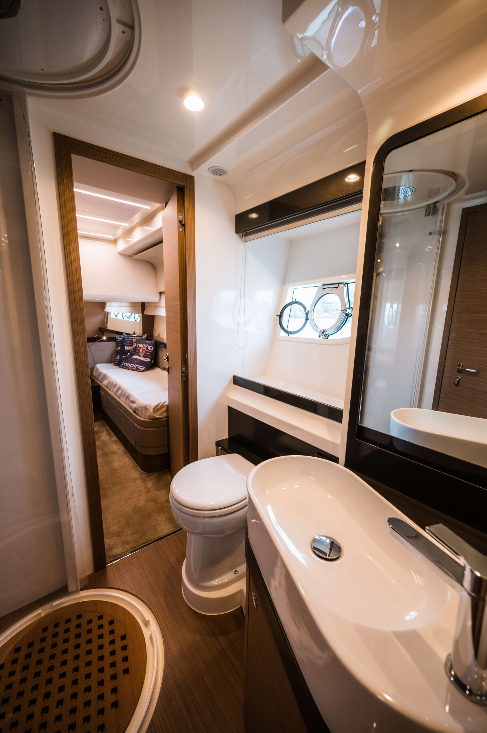 foto: 12 Ferretti Yachts 550