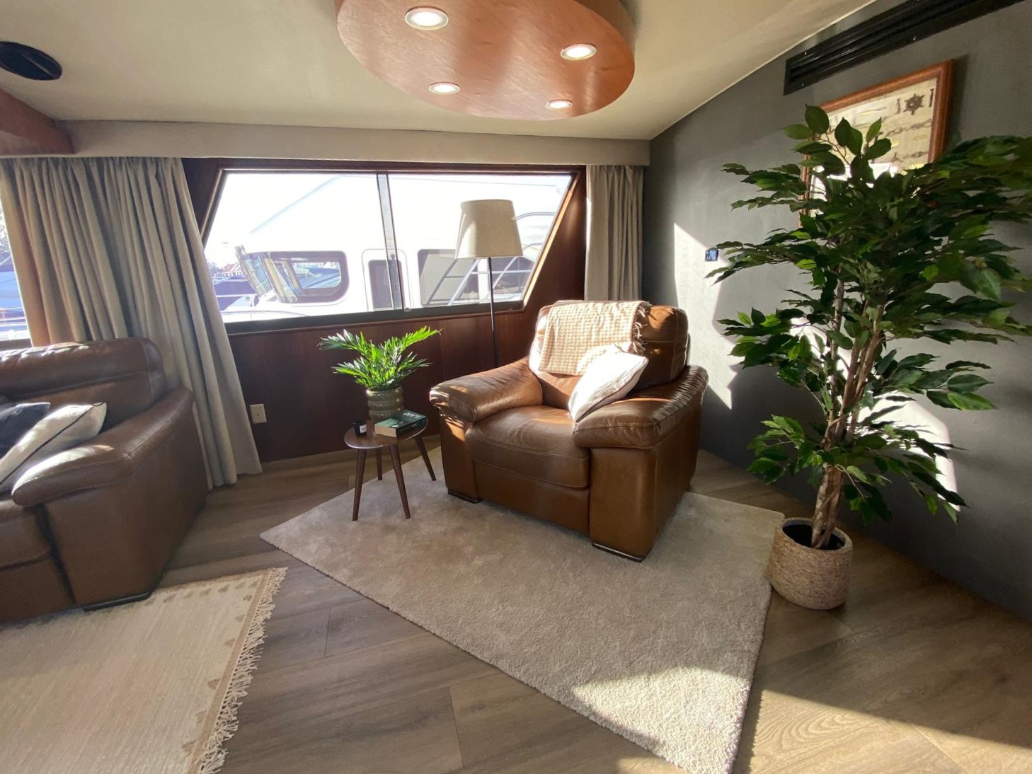 foto: 5 Hatteras 70 Fly ( Varend Woonschip )