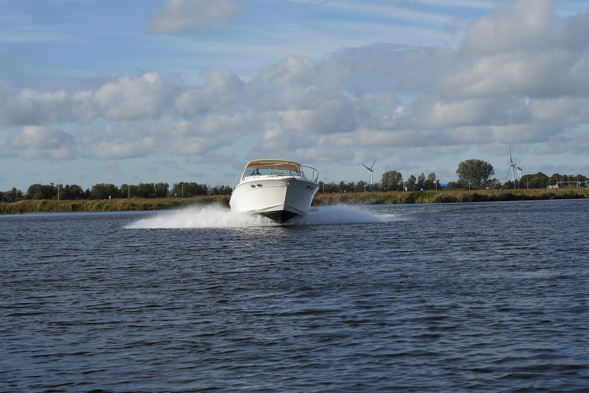 foto: 5 Sea Ray 330 Express Cruiser