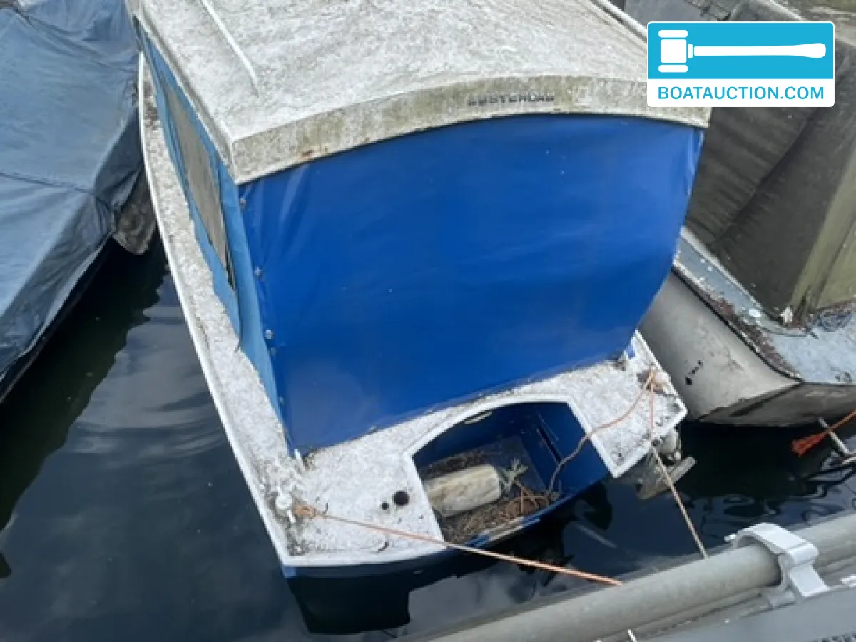 Cabin boat 700