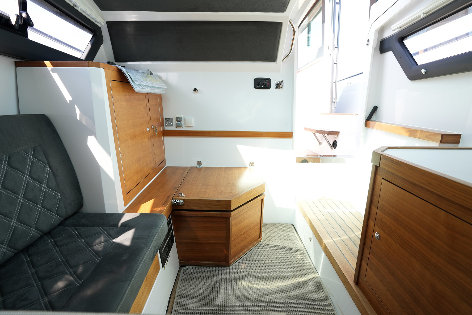 foto: 6 Axopar 37 Sports Cabin Version R