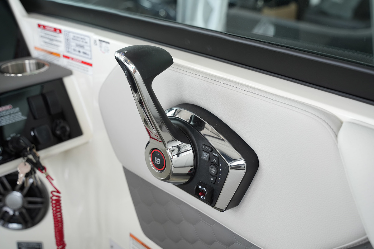 foto: 9 Sea Ray SDX 250