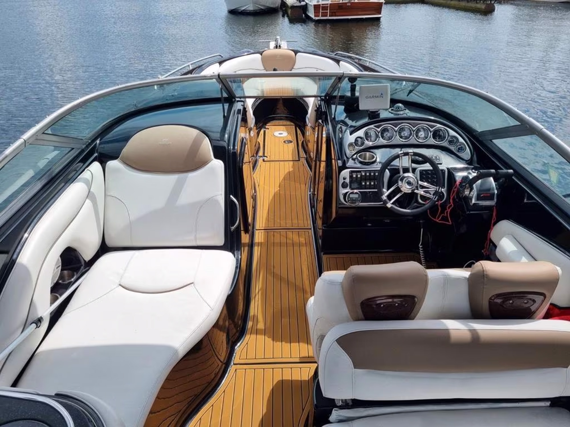 foto: 6 Crownline 320 bowrider black