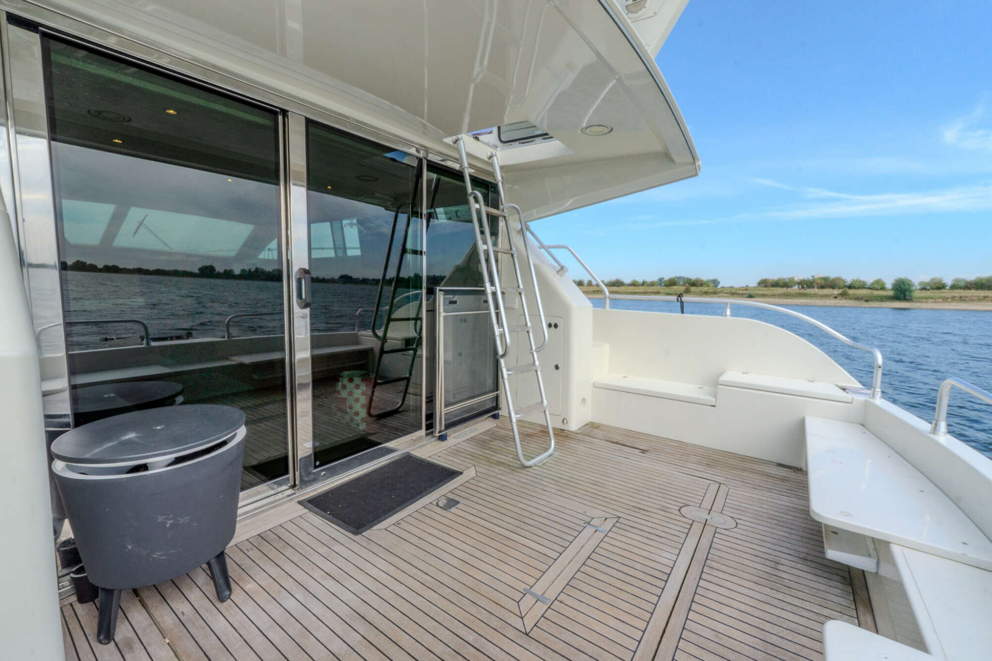 foto: 6 Mochi Craft Mochi Craft 43 Flybridge
