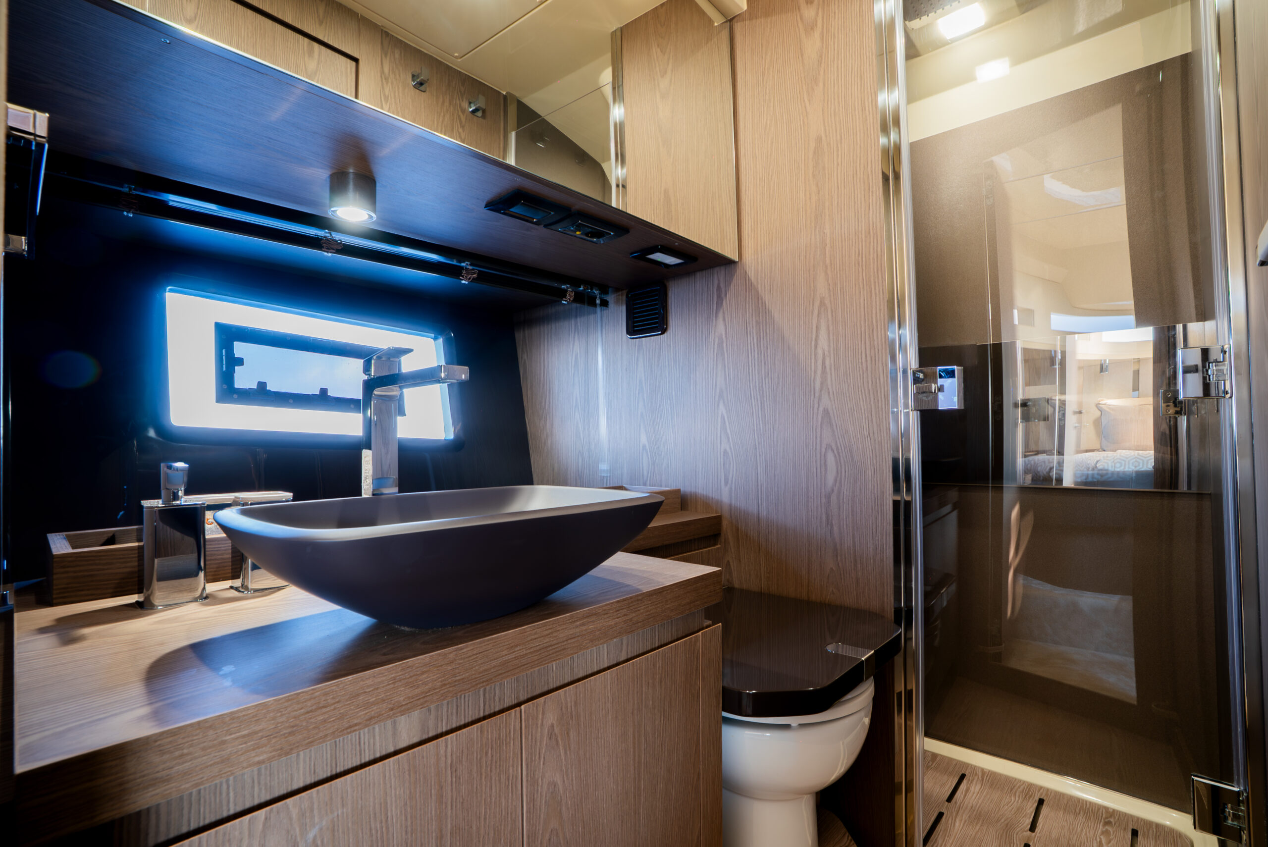 foto: 6 Invictus TT460